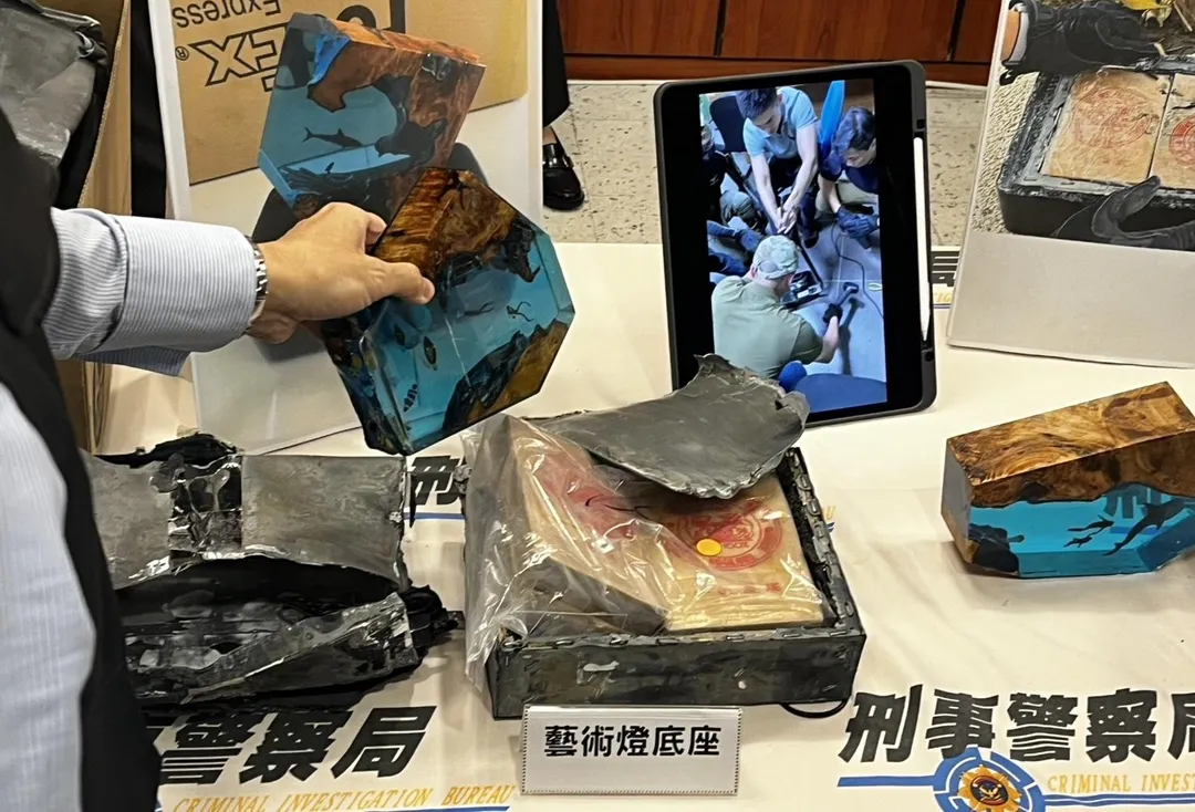 運毒集團將毒磚夾藏在藝術燈座內。（圖／翻攝畫面）