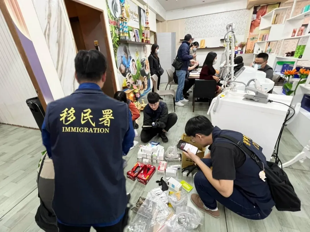 移民署中區事務大隊台中市專勤隊，查獲越南籍武女及印尼籍燕女兩名失聯移工，受雇於越南籍陳女在台中開設的美容工作室，非法從事醫美工作。（圖／移民署台中市專勤隊提供）