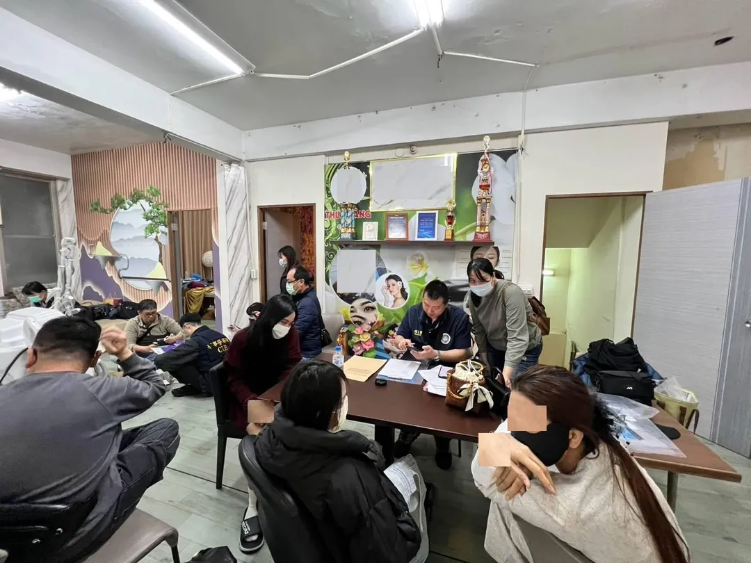 移民署中區事務大隊台中市專勤隊，查獲越南籍武女及印尼籍燕女兩名失聯移工，受雇於越南籍陳女在台中開設的美容工作室，非法從事醫美工作。（圖／移民署台中市專勤隊提供）