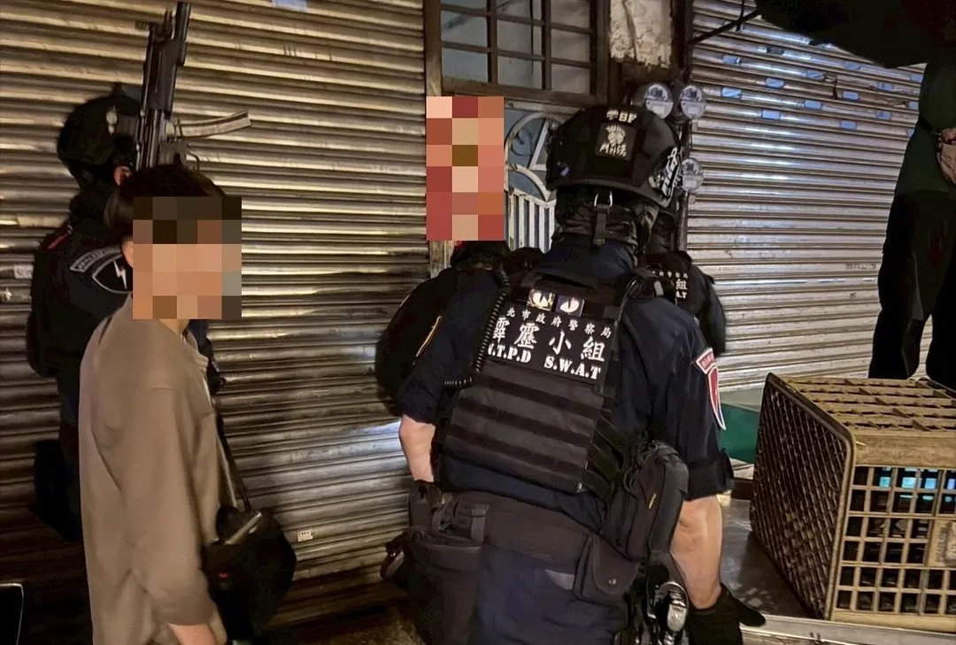 警方荷槍實彈攻堅查獲賭場。（圖／翻攝畫面）