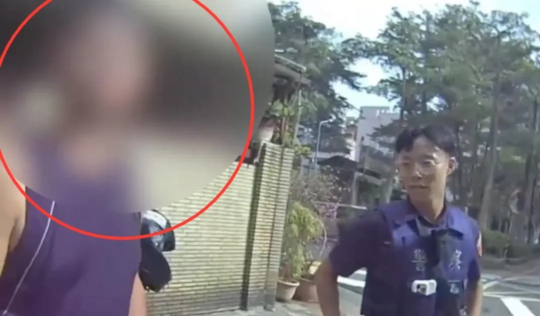 肇事男回到現場查看遭警方查獲。（圖／翻攝畫面）