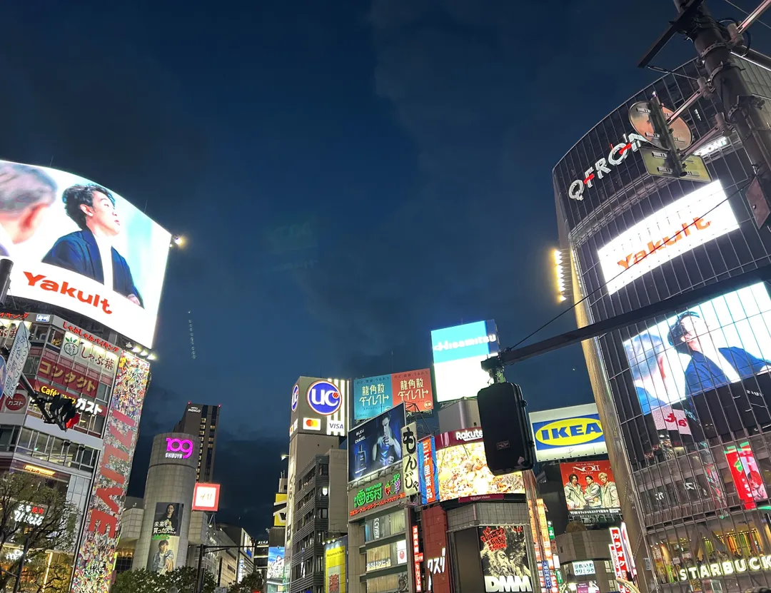 一名男子於當地時間3日晚間9時許，在日本東京澀谷（渋谷，Shibuya）知名十字路口人潮聚集之際，從寶特瓶中潑出燈油並以打火機引燃，現場瞬間火光閃爍。（資料示意照／中天新聞）