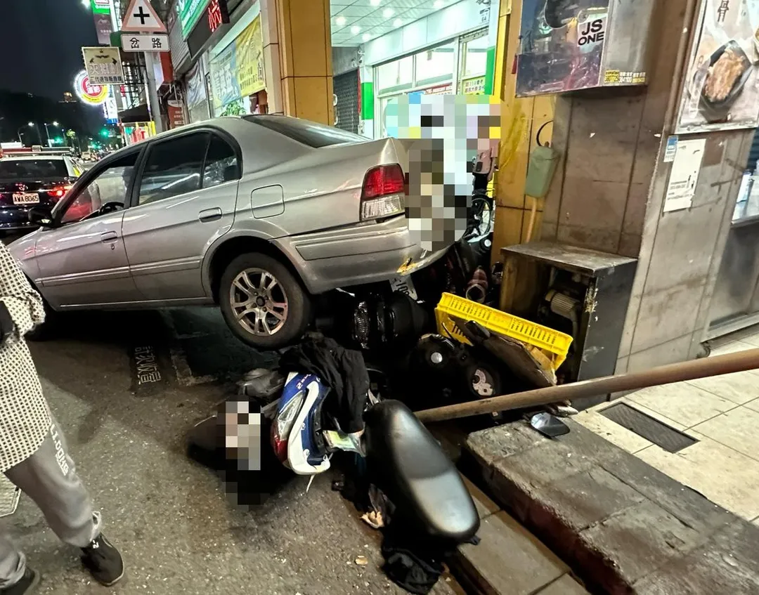 高雄傍晚發生嚴重車禍，一名男子倒車時撞上後方6部機車。（圖／翻攝畫面）