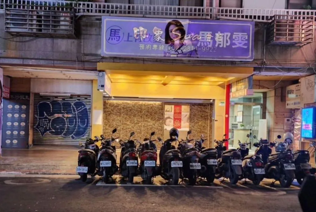 馬郁雯的競選看板掛在疑似涉黃的店家外。（圖／郭音蘭臉書）