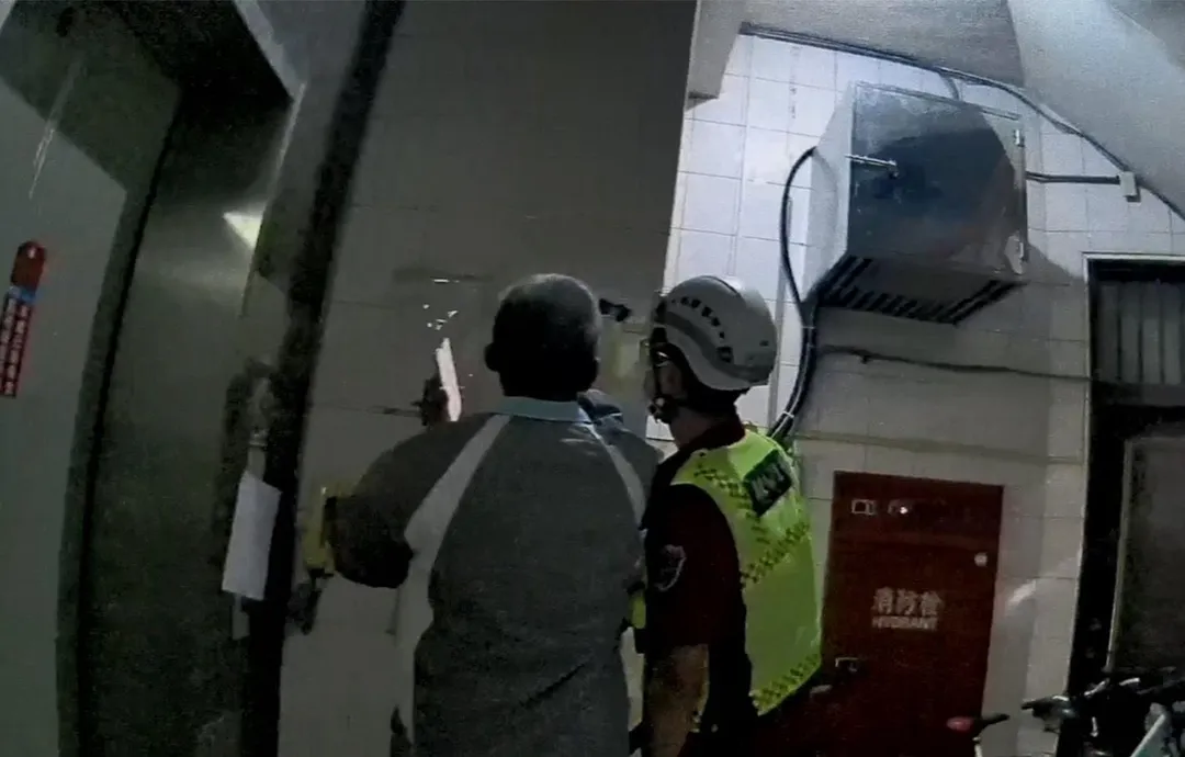 屏東縣內埔鄉2名男子日前受困電梯內。（圖／警方提供）