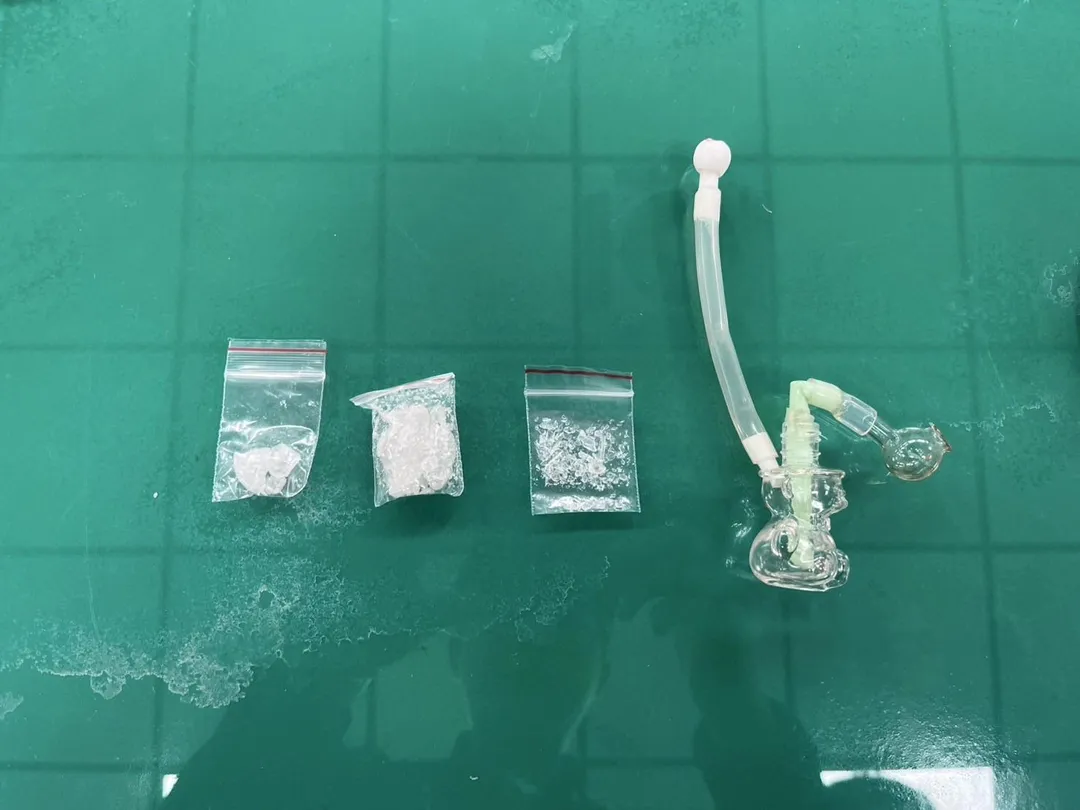 警方依法逮捕後對陳姓女子逕行搜索，查獲其持有安非他命毒品3小包及吸食器等證物。（圖／警方提供）