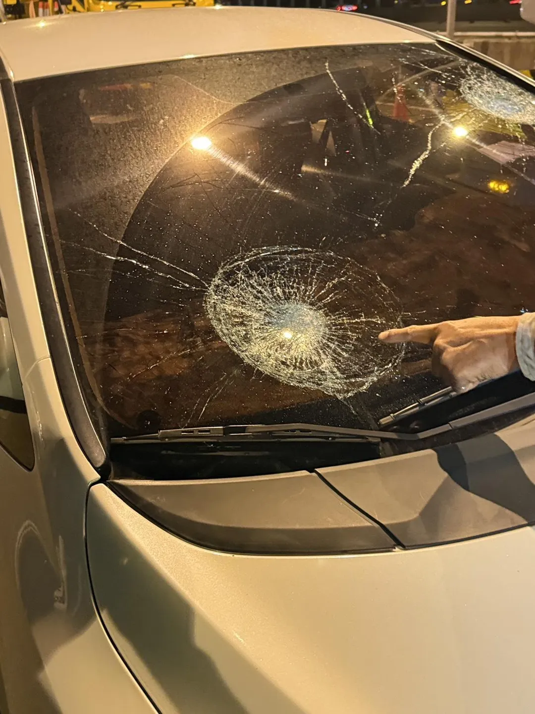 施男的車窗慘遭砸毀。（圖／警方提供）