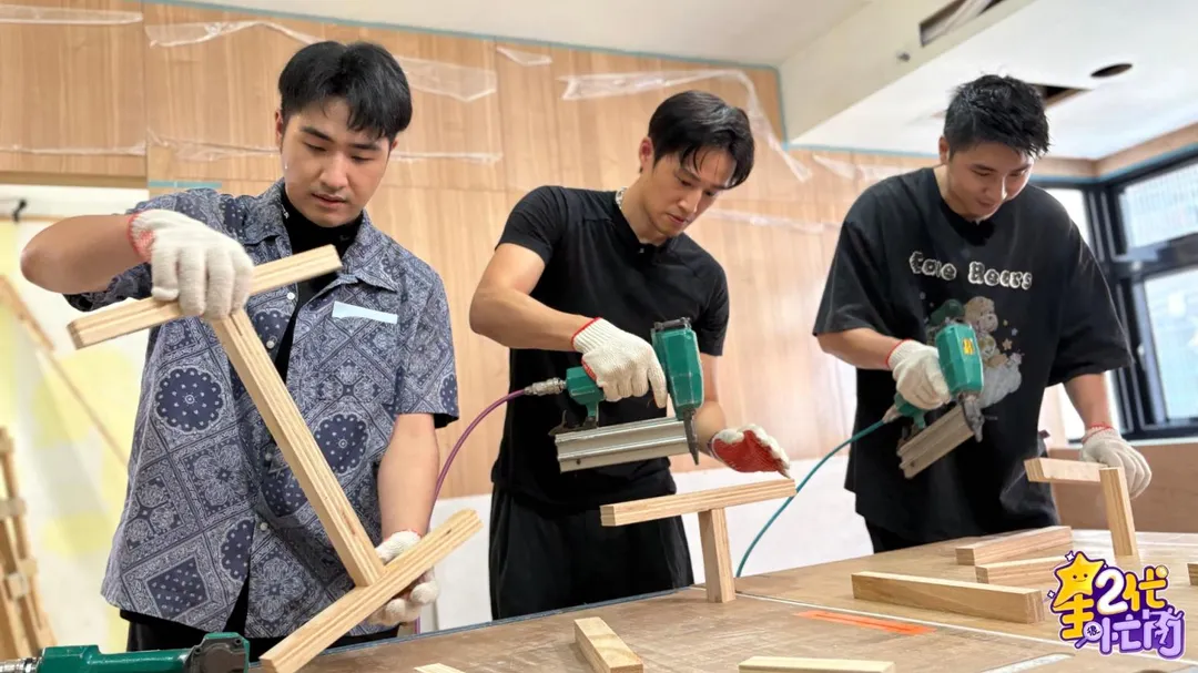 徐新洋（中）操作釘槍時因誤射險「釘進手裡」。（圖／《Yahoo星二代很忙內》提供）