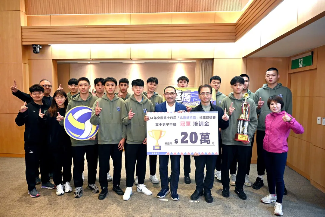 侯友宜於今（3）日市政會議親自頒發學校培訓金肯定華僑高中優秀運動人才。（圖／新北體育局）