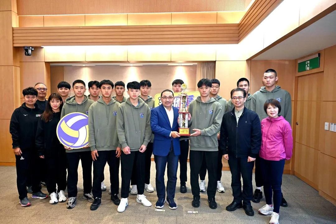 華僑高中男子排球隊在今年全國北港媽祖盃排球錦標賽全勝封王。（圖／新北體育局）