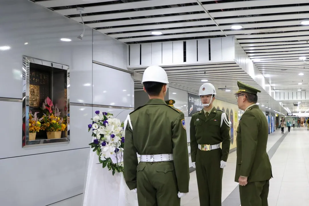 憲兵第202指揮部指揮官在台北車站向楊榮華紀念碑悼念。(圖/截自憲兵臉書)