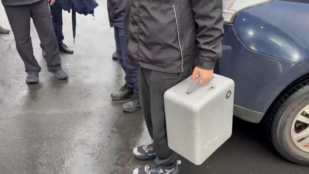 稍早前採水相驗。（圖／中天新聞）