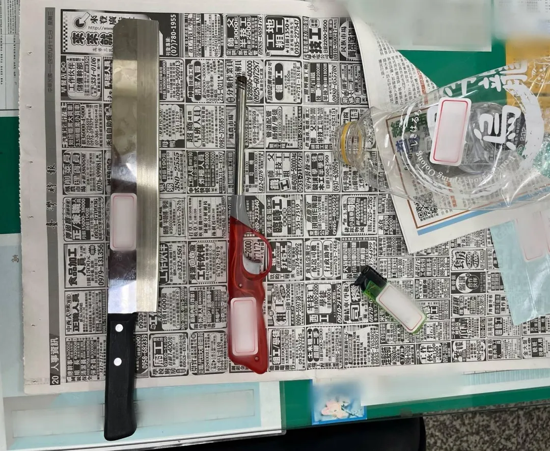 戴嫌還持刀械恐嚇前女友。(圖/警方提供)