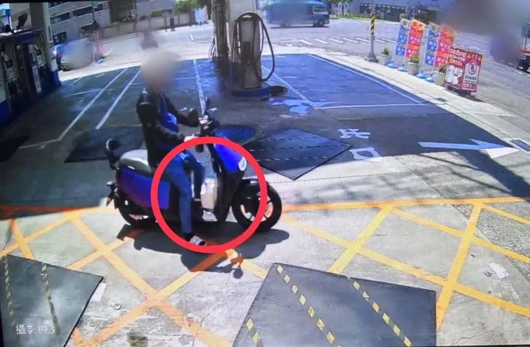 戴嫌進入加油站載汽油。(圖/警方提供)