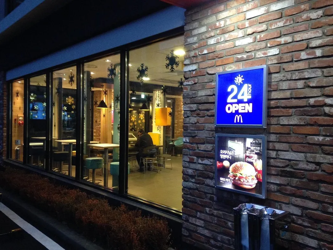 戶外環境同樣對幼童過敏有顯著影響，住家500公尺內每增加一家速食店，鼻炎風險便上升約16%。（示意圖／Pixabay）
