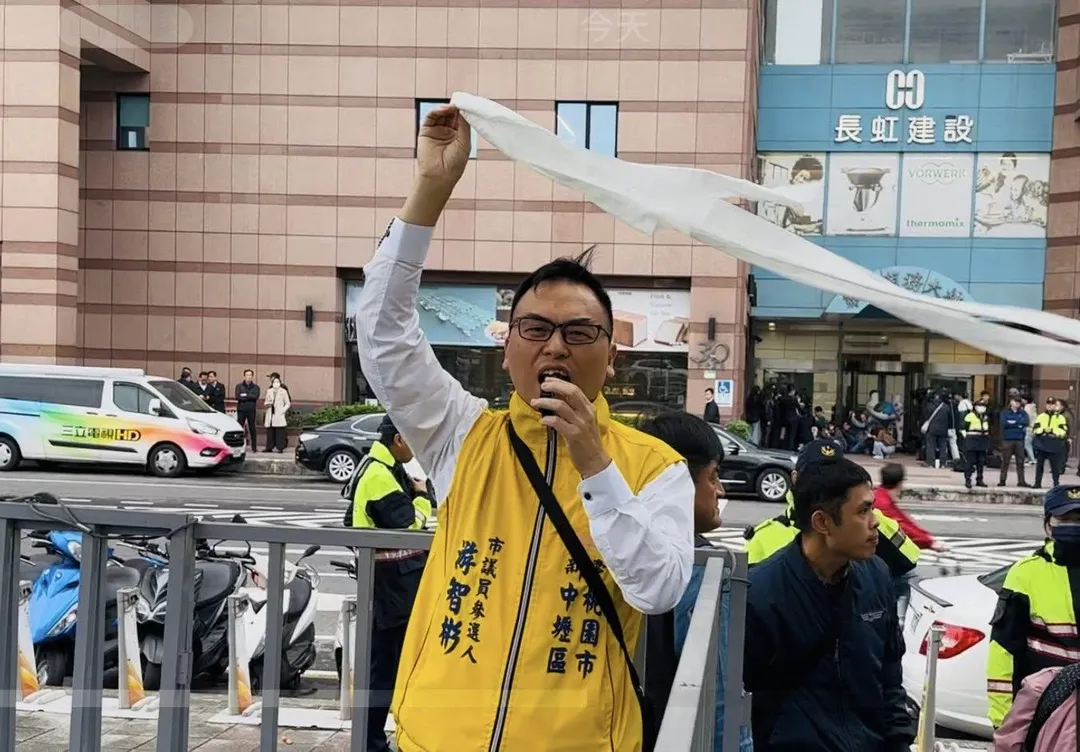 新黨副秘書長游智彬今日下午帶著衛生紙到民進黨中央黨部嗆聲。（圖／游智彬臉書）