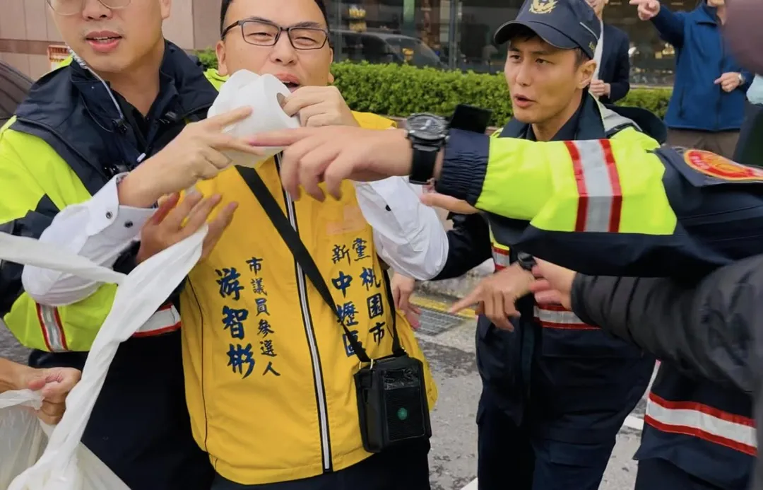 警方見狀攔阻游智彬。（圖／游智彬臉書）