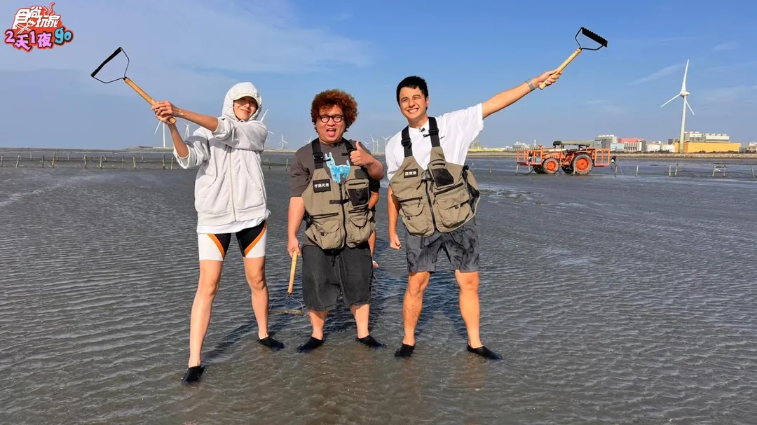 楊晴（左起）、納豆、曾子余到彰化線西挖掘大海蛤。（圖／TVBS提供）