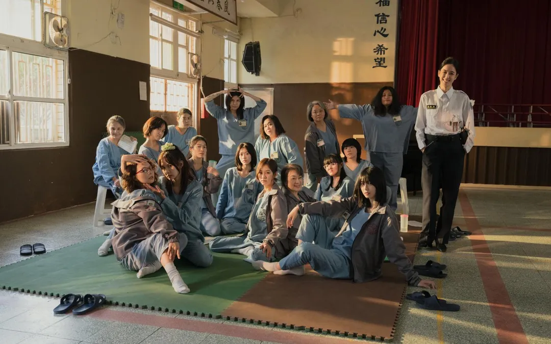 《陽光女子合唱團》講述一群因各種原因入獄的女性，在獄中為了給孩子留下一份溫暖的記憶，組成合唱團的故事。（圖／壹壹喜喜電影 提供）