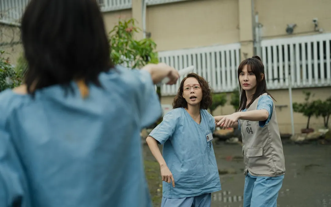 安心亞（右）在《陽光女子合唱團》中是動作戲擔當。（圖／壹壹喜喜電影 提供）