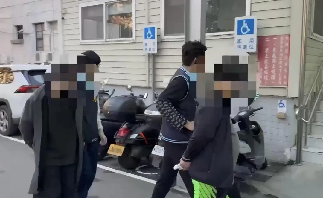 2名嫌犯遭新莊警方逮捕送辦。（圖／翻攝畫面）