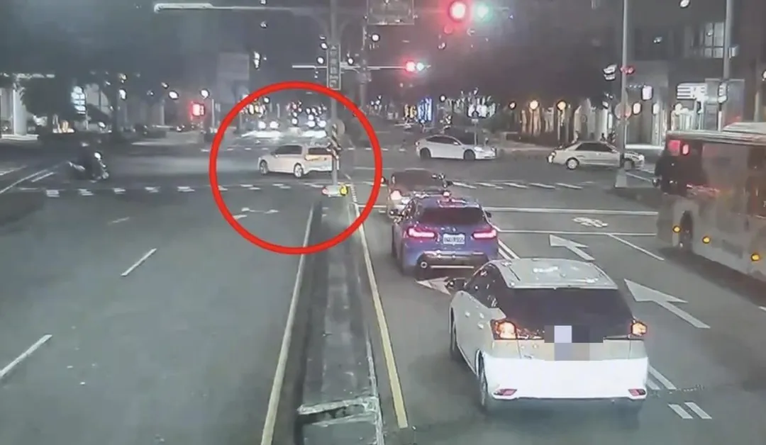 陳昊被帶上車犯案車輛離開。（圖／翻攝畫面）