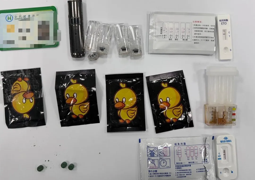警方查扣男子身上毒品及菸彈等證物。（圖／翻攝畫面）