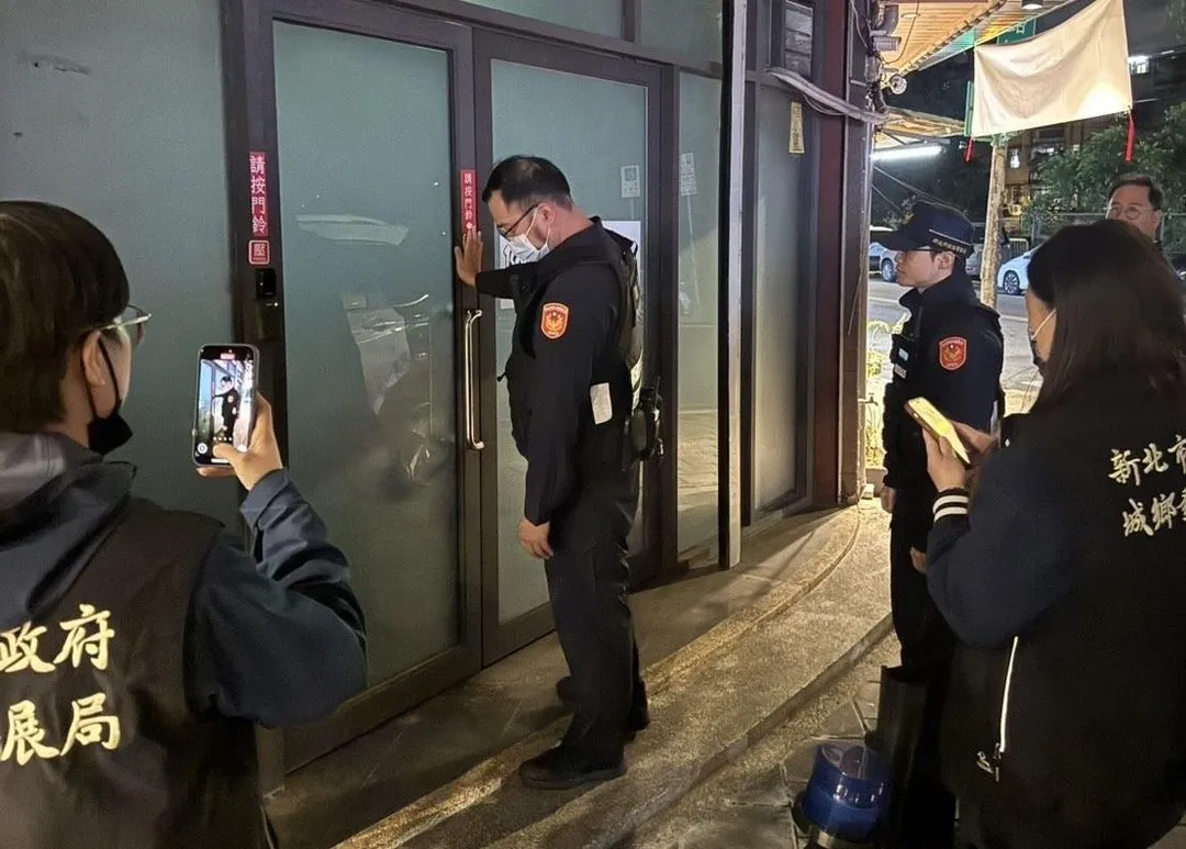 警方會同市府各單位到場斷水斷電。（圖／翻攝畫面）