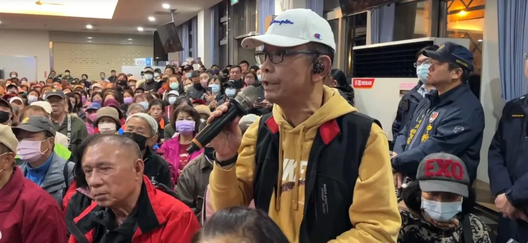 里民開嗆並質疑為何不選在偏遠地區而是要在人口密集區。（圖／中天新聞）