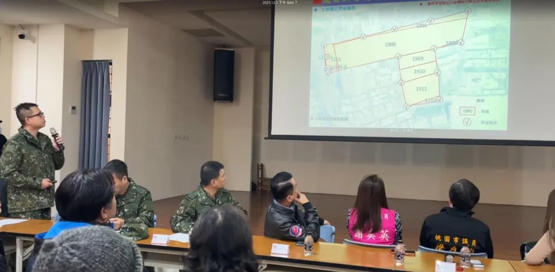 軍方向當地里民說明情況。（圖／中天新聞）