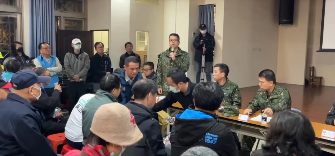 六軍團3日晚間在中壢區龍江市民活動中心舉行「龍昌訓場新建工程說明會」。（圖／中天新聞）