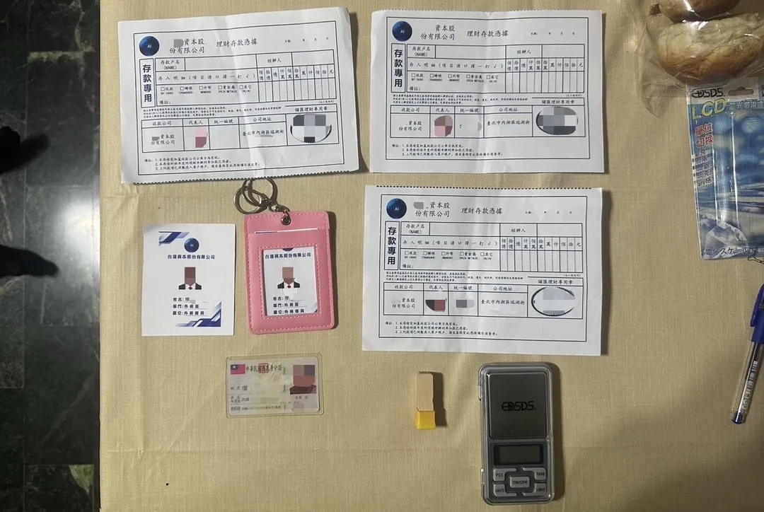 警方查扣假證件及收據等贓證物。（圖／翻攝畫面）
