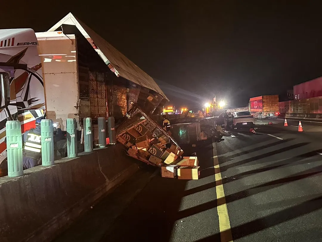 國道一號南下豐原交流道附近，4日凌晨發生嚴重追撞車禍，現場滿目瘡痍，怵目驚心。（圖／台中市消防局提供）