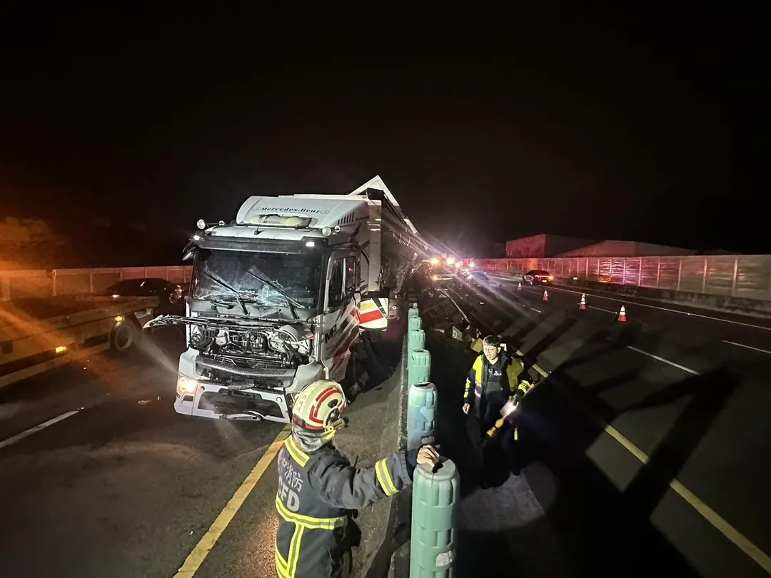 國道一號南下豐原交流道附近，4日凌晨發生嚴重追撞車禍，現場滿目瘡痍，怵目驚心。（圖／台中市消防局提供）
