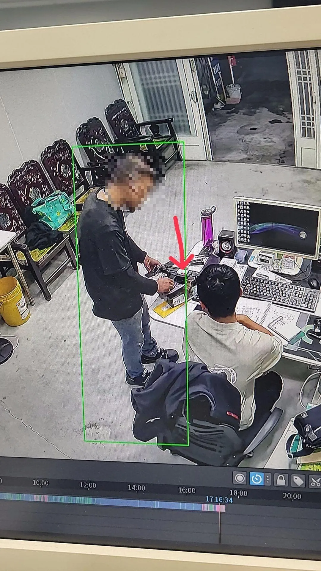 男子還跑到隔壁人力公司應徵工作要賣槍。（圖／翻攝照片）