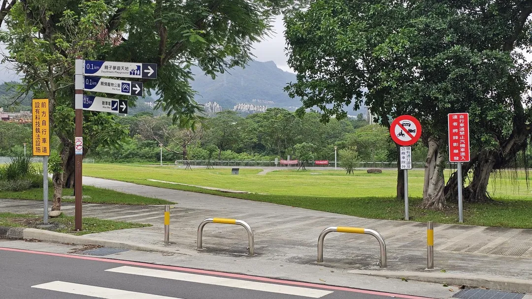 新店親情寵物公園人行步道(往碧潭堰方向)已設置車輛管制相關牌面。（圖／新北市政府提供）