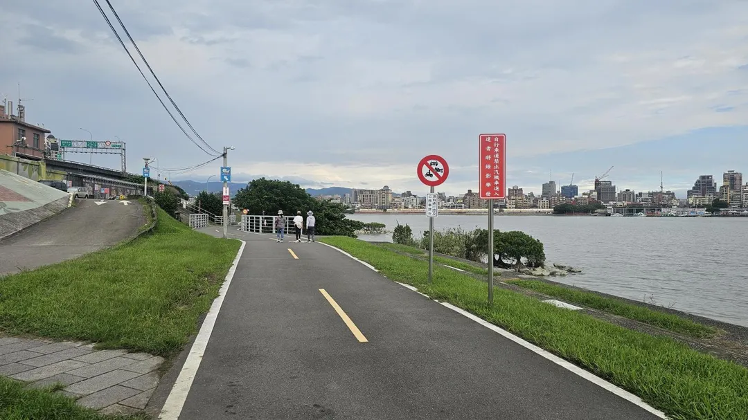 三重忠孝碼頭自行車道(往台北橋方向)已設置車輛管制相關牌面。（圖／新北市政府提供）