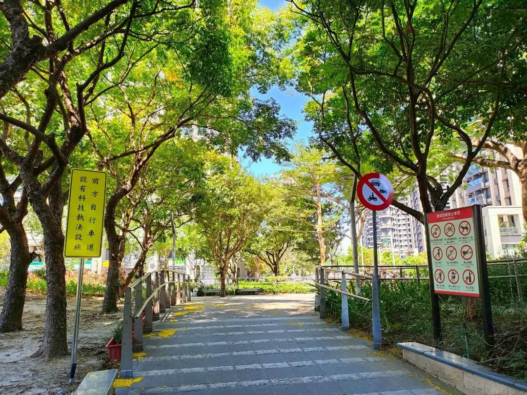 中和遠雄左岸陸橋出入口已設置車輛管制相關牌面。（圖／新北市政府提供）