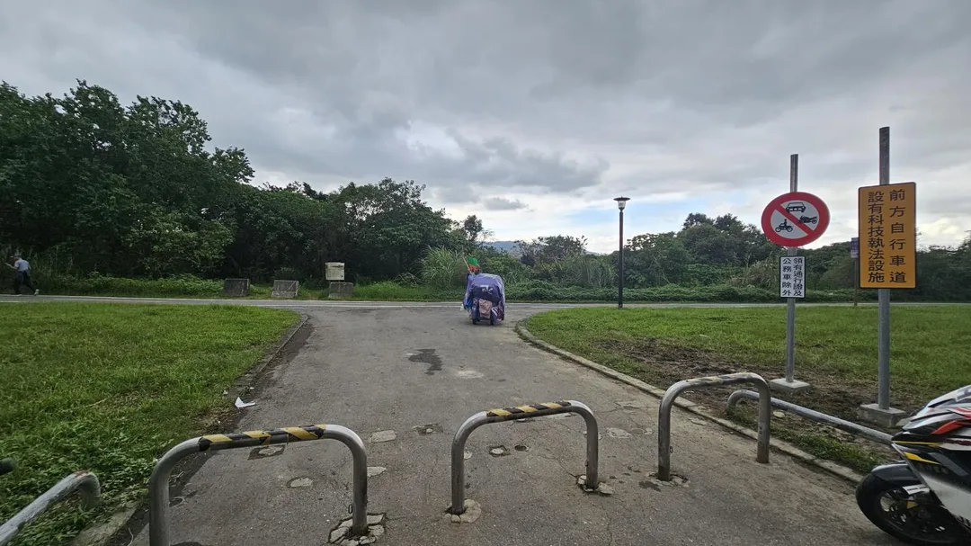 土城城林人工濕地自行車道(出入口)已設置車輛管制相關牌面。（圖／新北市政府提供）
