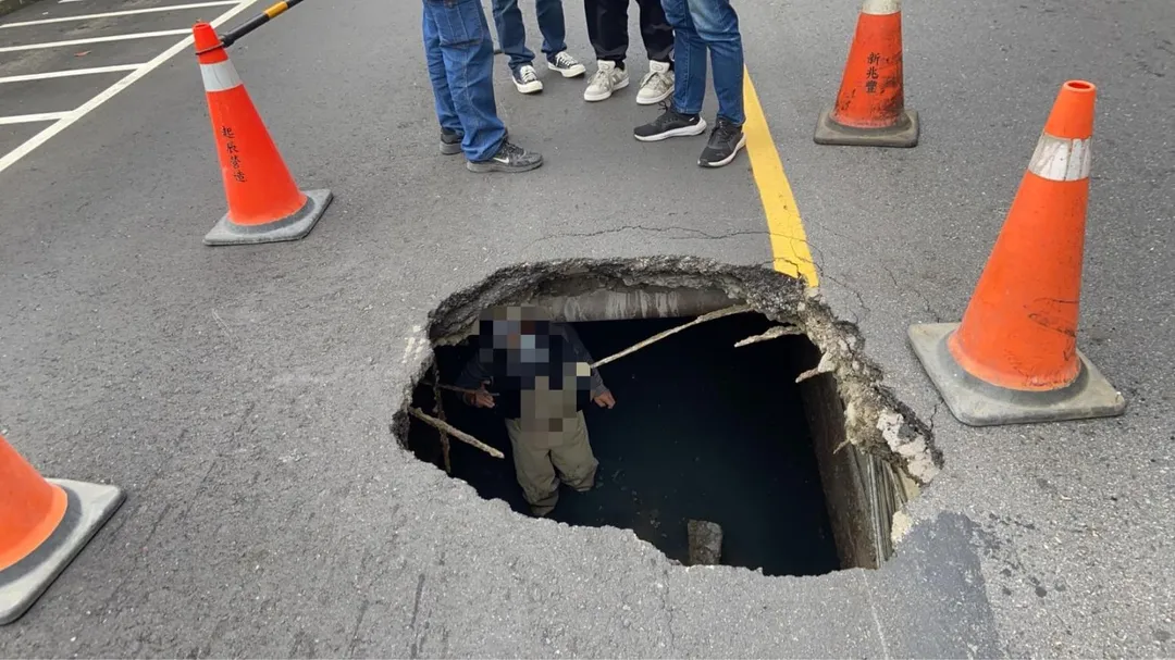 新北市新莊區復興路一段一帶今天上午出現一個天坑。（圖／翻攝畫面，下同）