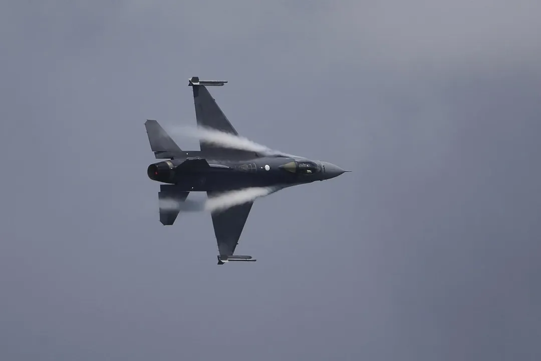 美軍菁英雷鳥特技飛行中隊的一架F-16C戰鬥獵鷹戰機，於執行任務時驚傳墜毁。（資料照，非當事戰機／美聯社）