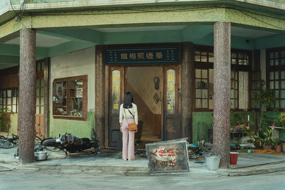 電影《那張照片裡的我們》劇情以1977年桃園中壢事件為故事背景，為重現片中70年代氛圍，劇組下足功夫，走遍各地尋找合適外景地。（圖／瀚草文創GrX STUDIO 提供）