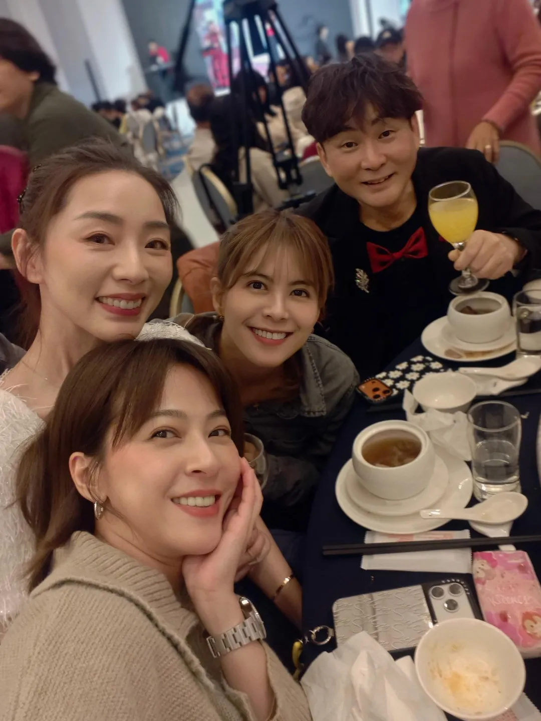 洪毛日前和女星蘇晏霈、林柏妤、賴芊合合體出席友人婚禮。（圖／翻攝FB 蘇晏霈）