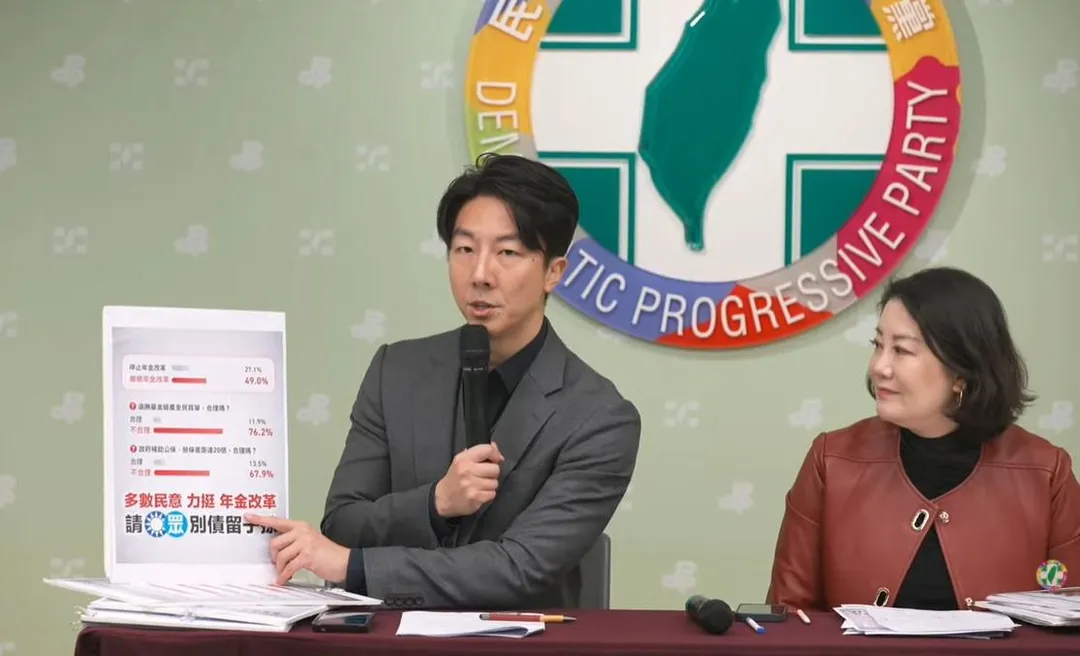 民進黨發布公教年改議題民調。發言人吳崢（左）、政策會執行長吳思瑤立委（民進黨YT）