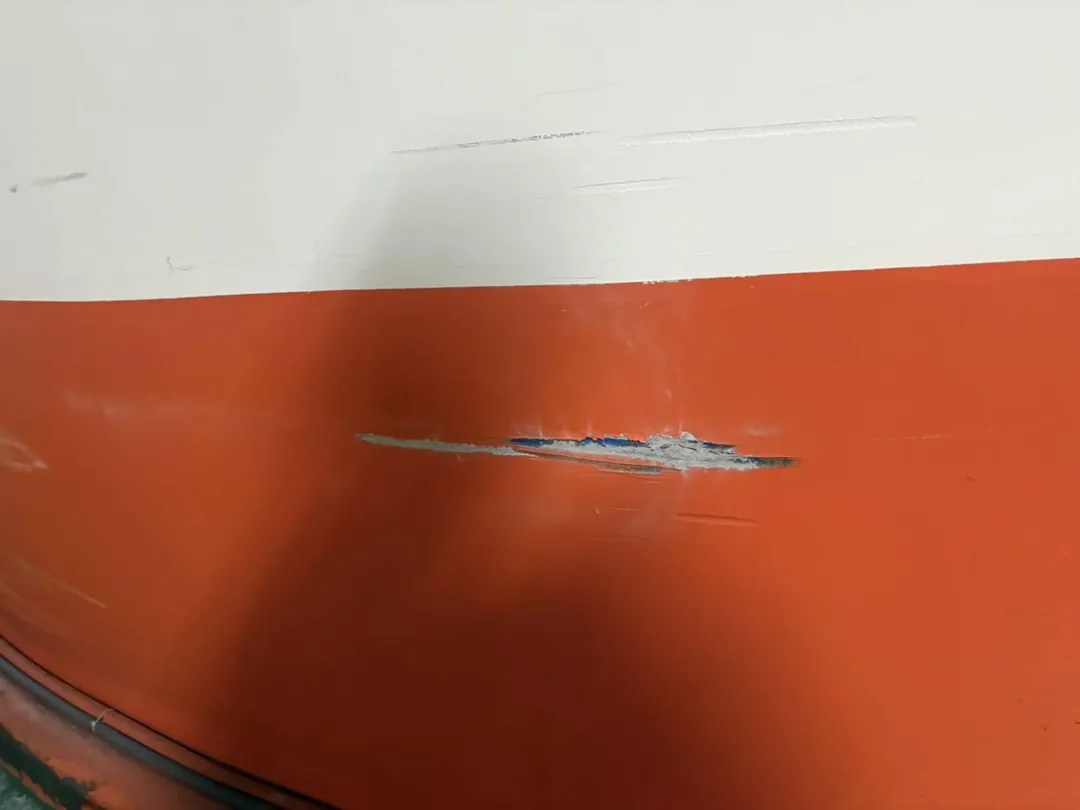 停車場牆壁有明顯刮痕。（圖／警方提供）