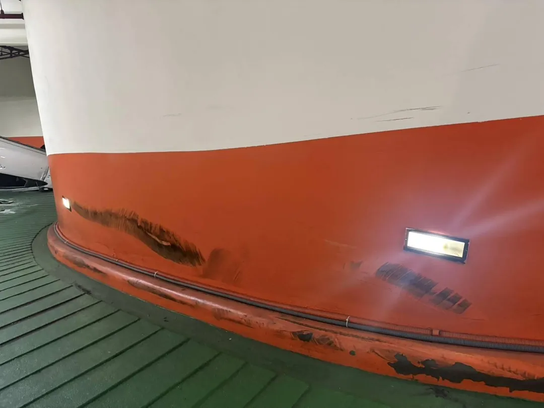 停車場牆壁有明顯刮痕。（圖／警方提供）