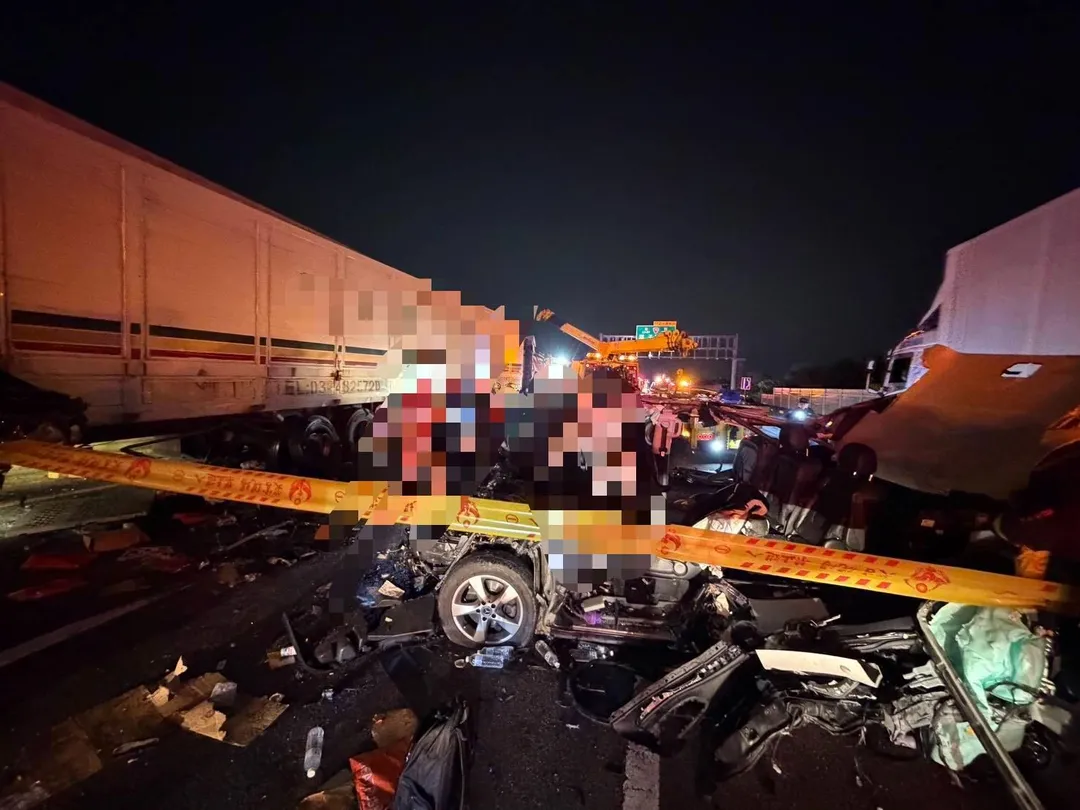 國道一號豐原交流道附近發生嚴重追撞車禍,肇事的砂石車駕駛肇逃,上午到案後他辯稱不知道自己被撞,才離開現場。(圖/國道警察提供)