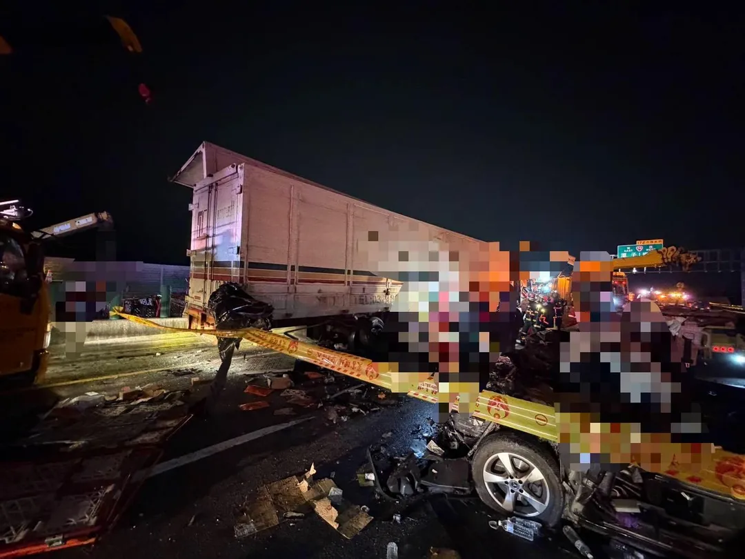國道一號台中豐原交流道凌晨發生重大車禍,肇事砂石車駕駛竟肇逃。(圖/國道警察提供)