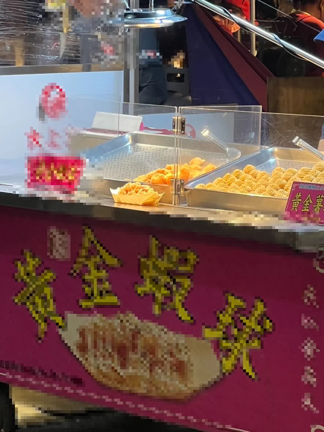 台南花園夜市一間販售黃金蝦球的攤位，遭消費者指控將展示品直接販售給客人，且展示品未加蓋遮蔽，疑似有食品安全疑慮。（圖/Threads@su_04_26_，下同）