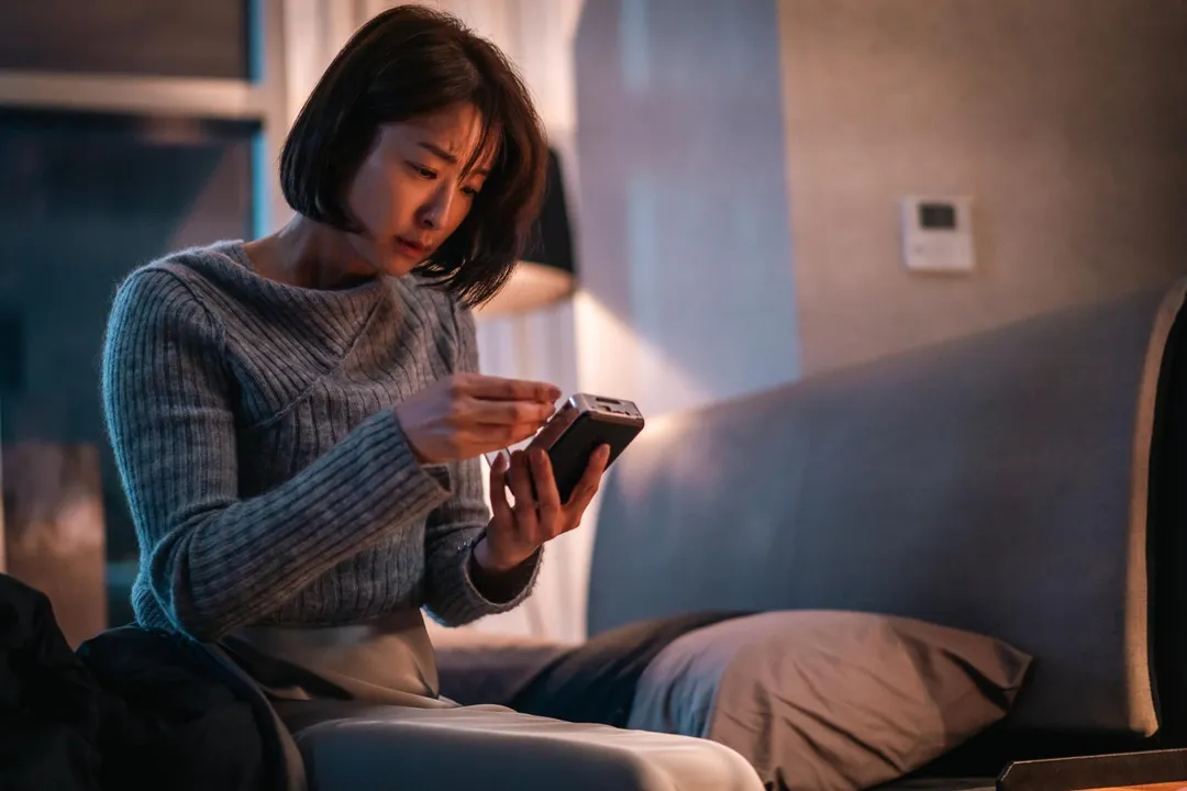 《啵me之我的青春住了鬼》劇場繼承人賴雅妍在片中飽受惡夢驚擾。（圖／風暴國際股份有限公司 提供）